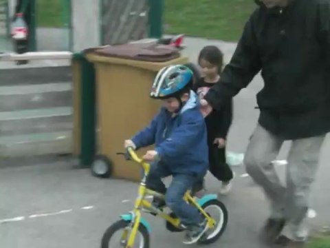 1ère en vélo avec pédales et sans roulette!