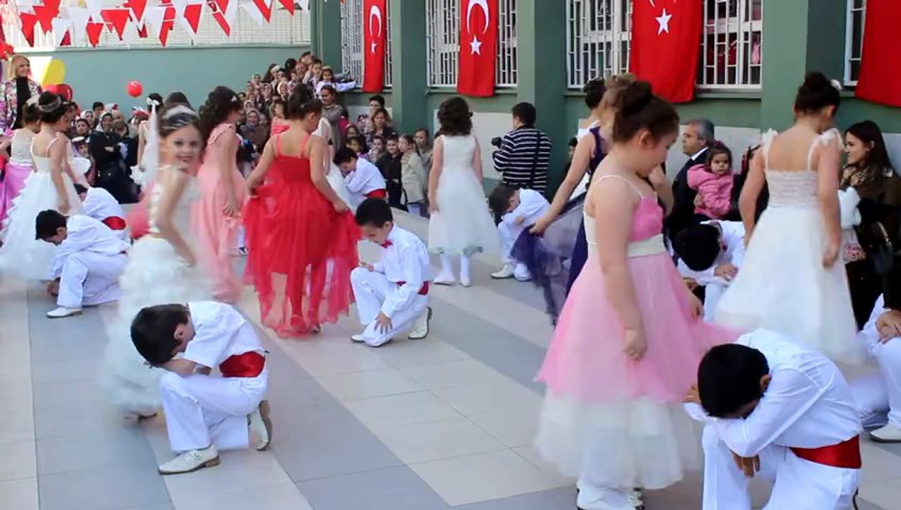 Nail Reşit İlköğretim Okulu - 2/E Sınıfı 23 Nisan Vals Gösterisi