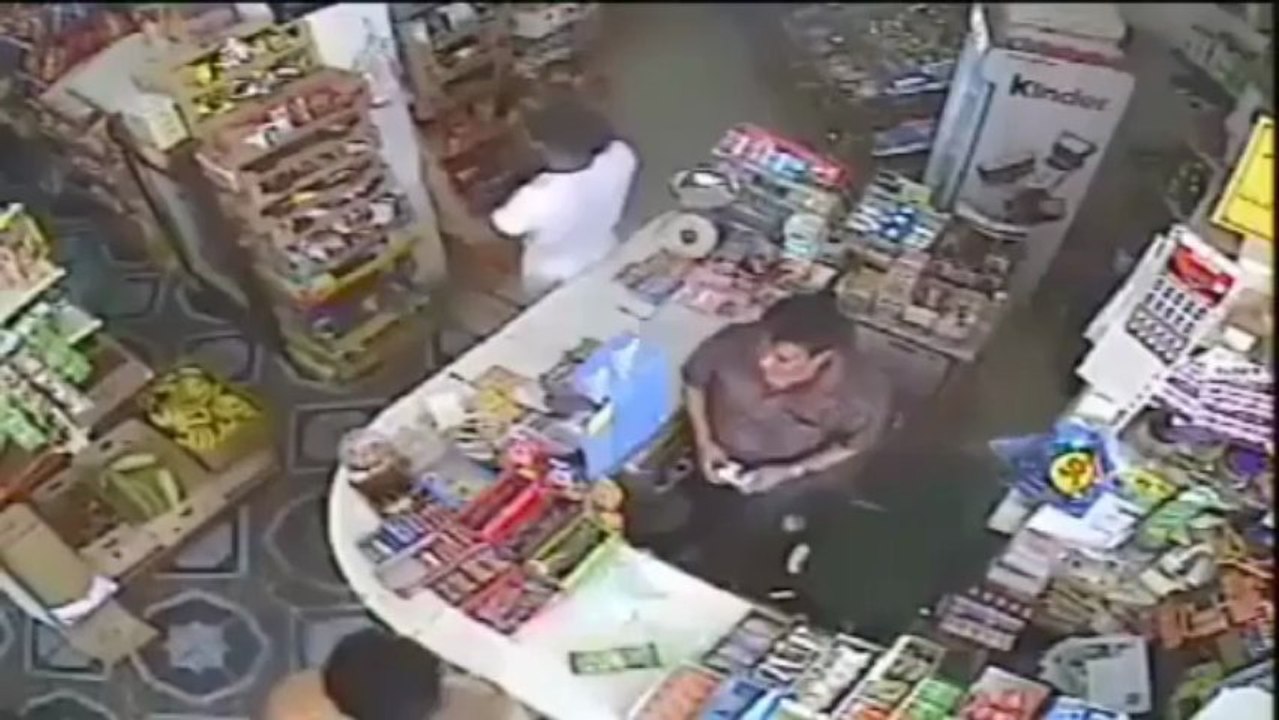 كاميرا مراقبة ترصد 3 سعوديين يسطون على - بقالة- في جدة