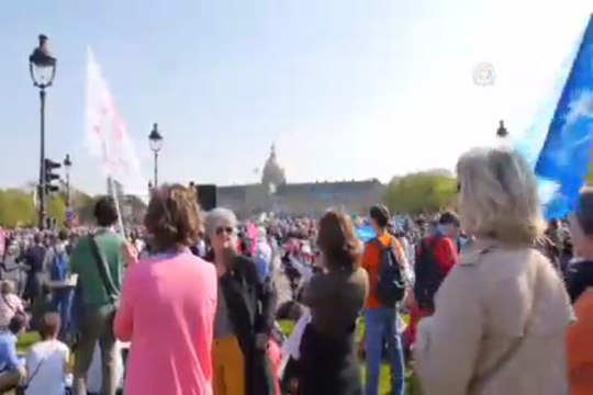 Eş cinsel evlilik karşıtları ve yandaşları gösteri yaptı