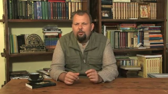 Поливать корень дерева