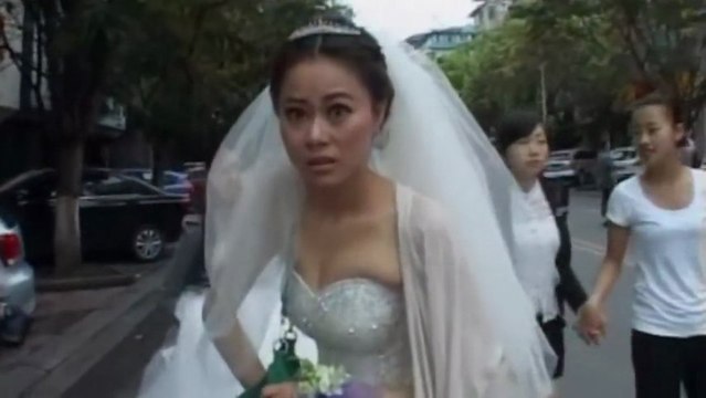 Journaliste chinoise en robe de mariée