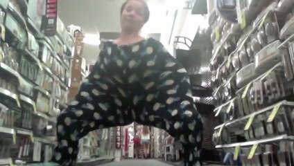 Une fille dans un grand pantalon