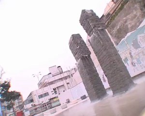 YEŞİL BURSA'NIN İLGİNÇ HEYKELİ; 'YÜZEN TAŞLAR'