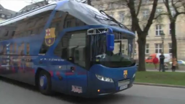 Aficionados reciben al Barcelona en su llegada a su hotel de Munich