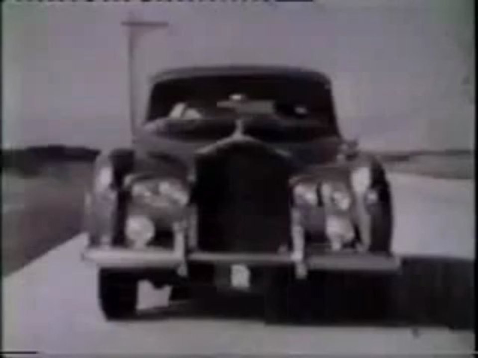 1965 Ford  frente a Rolls Royce