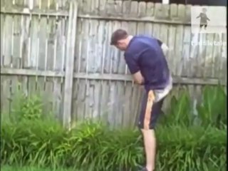 Garotinho come minhoca capturada pelo pai no jardim de casa