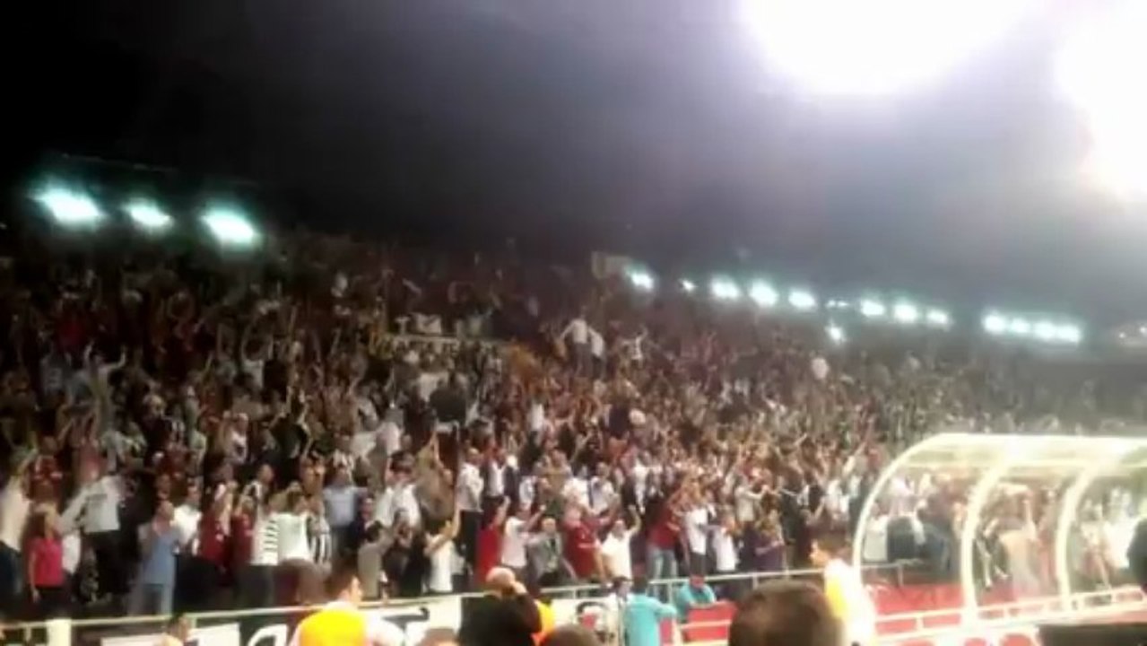 Beşiktaş - Partizan Maçı taraftar şov! Sevemez kimse seni