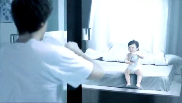 Reflet (Pub Safia) - Plagiat Pub Evian Baby & Me