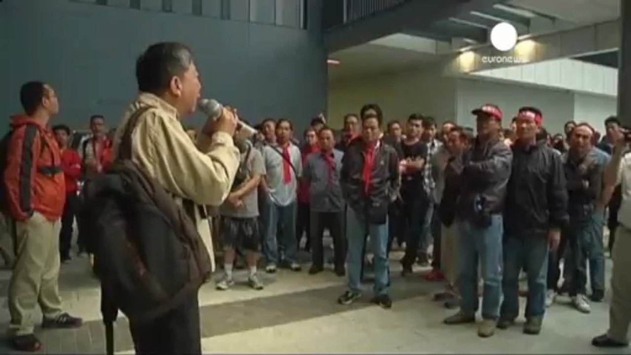 Hong Kong dockers strike over pay