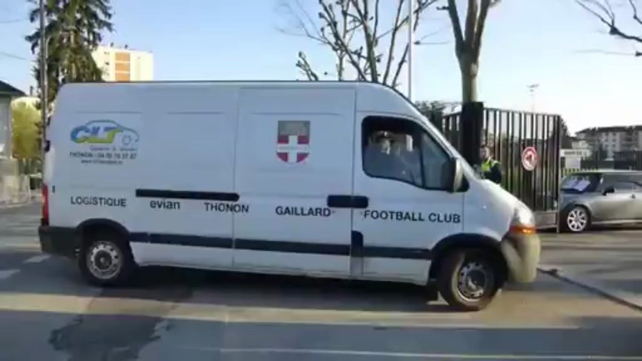 Le bus du psg percute et casse son rétroviseur