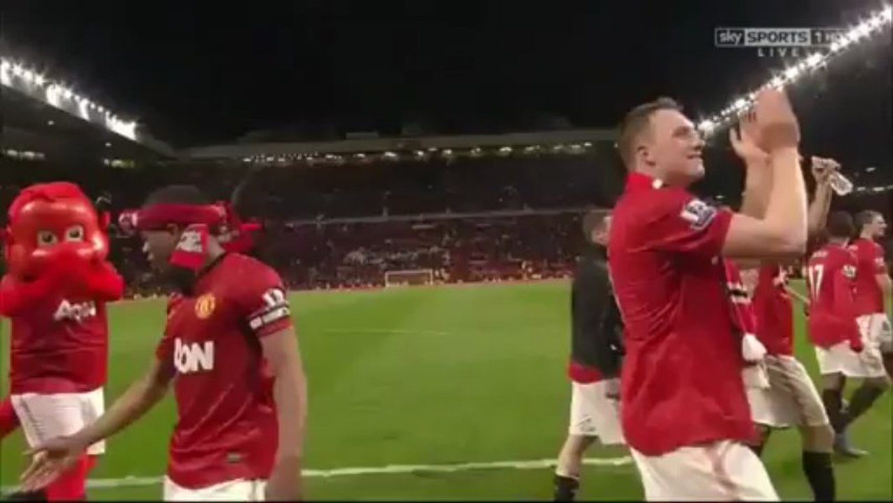 Patrice Evra fête le titre de Manchester United en imitant Luis Suarez