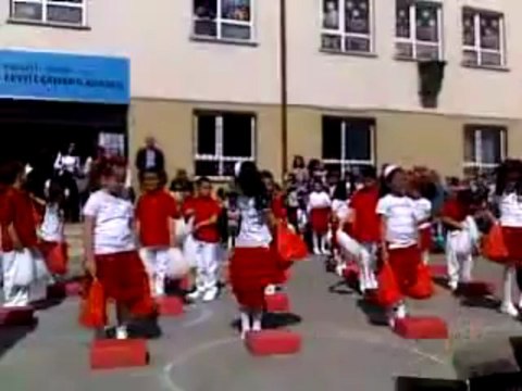 gebze fevzi çakmak ilkögretim okulu sevval duran 23 nisan gösterisi