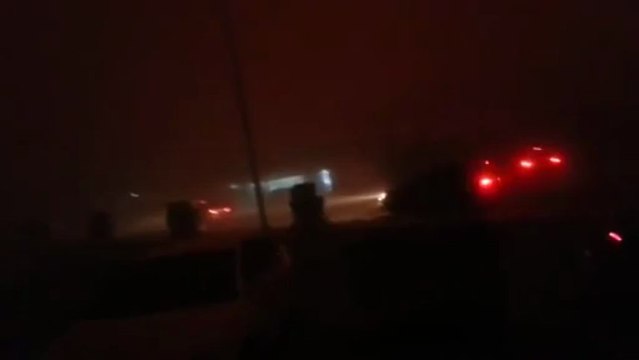 Regardez cette tempête de sable transformer le jour en nuit