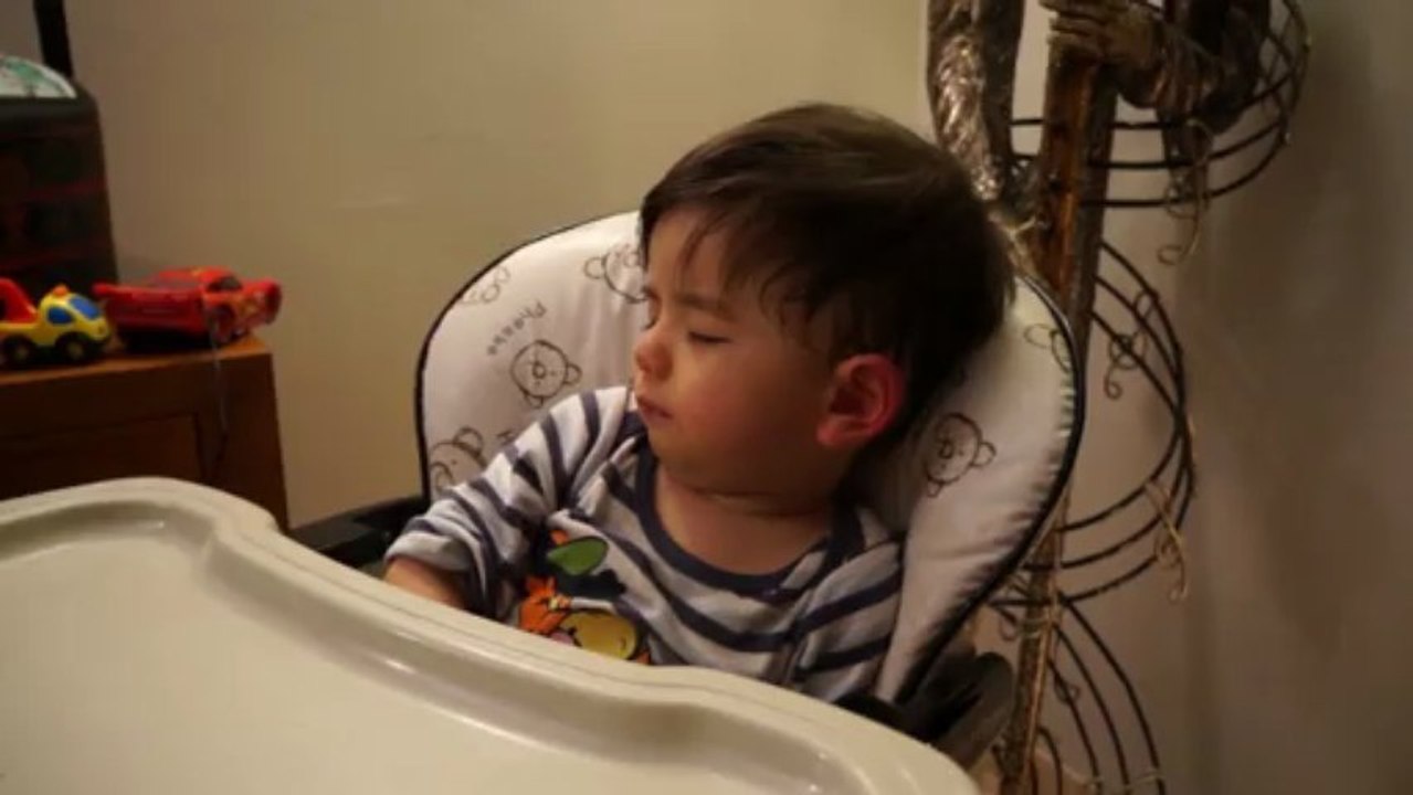 2013.04 - Flo, 21 mois. Dur dur les fins de soirée...