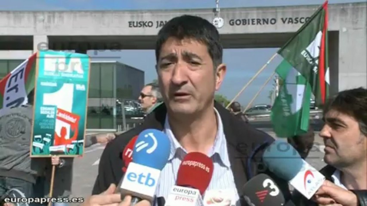 Ertzainas protestan por el cierre de comisarías