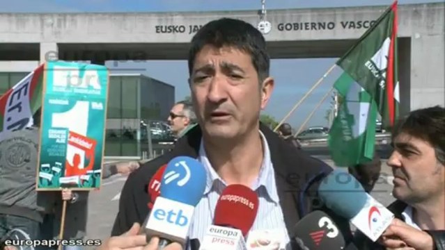 Ertzainas protestan por el cierre de comisarías