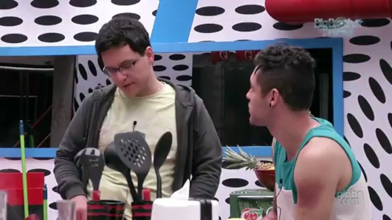 Na cozinha, Ivan amarra biquíni de Andressa