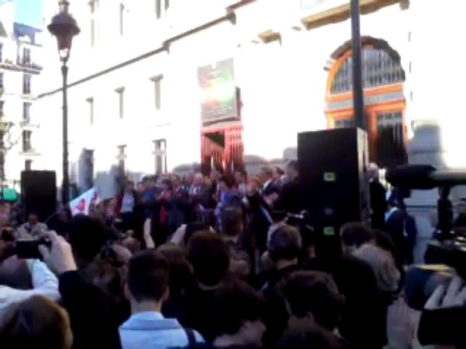 Mariage gay : Najat Vallaud-Belkacem et Dominique Bertinotti arrivent à la Mairie du 4e sous les "merci, merci, merci!"