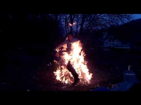 Deux hommes tombent dans un feu