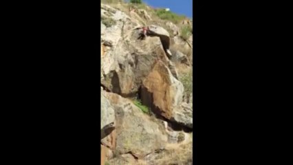 Homem ignora o basico da física atirando-se de um penhasco