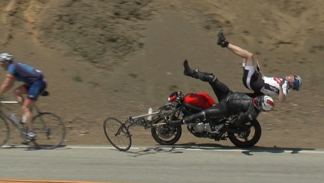 Un motard fauche deux cyclistes