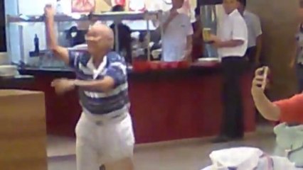 Un papy danse dans un restaurant