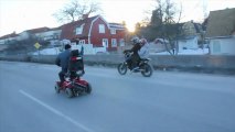 Un vieux fait n'importe quoi avec son scooter surboosté