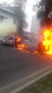 [IMAGENS FORTES] Acidente na China: Carros e vítimas são queimadas na rua