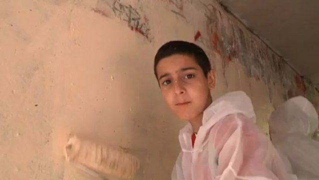 Une quinzaine de jeunes nettoient les tags cité Valdegour, sous la houlette du CLJ