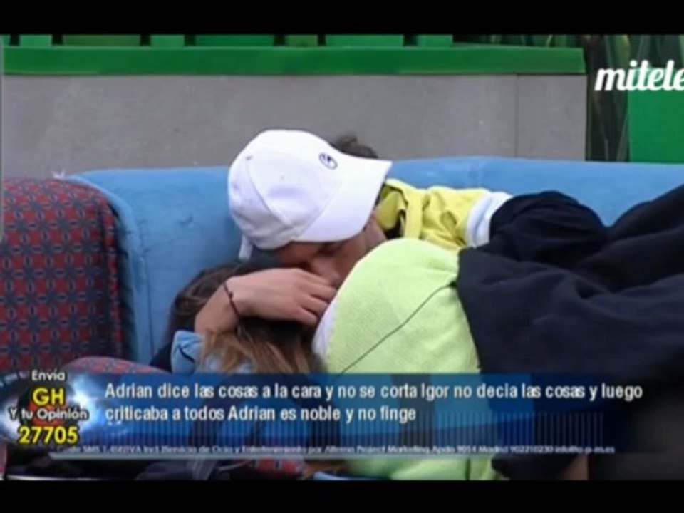 Sonia y Kris: besos y caricias en el sofá