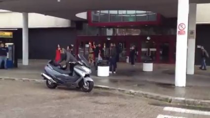 Quand une bagarre entre deux femmes se termine en sous-vêtements...