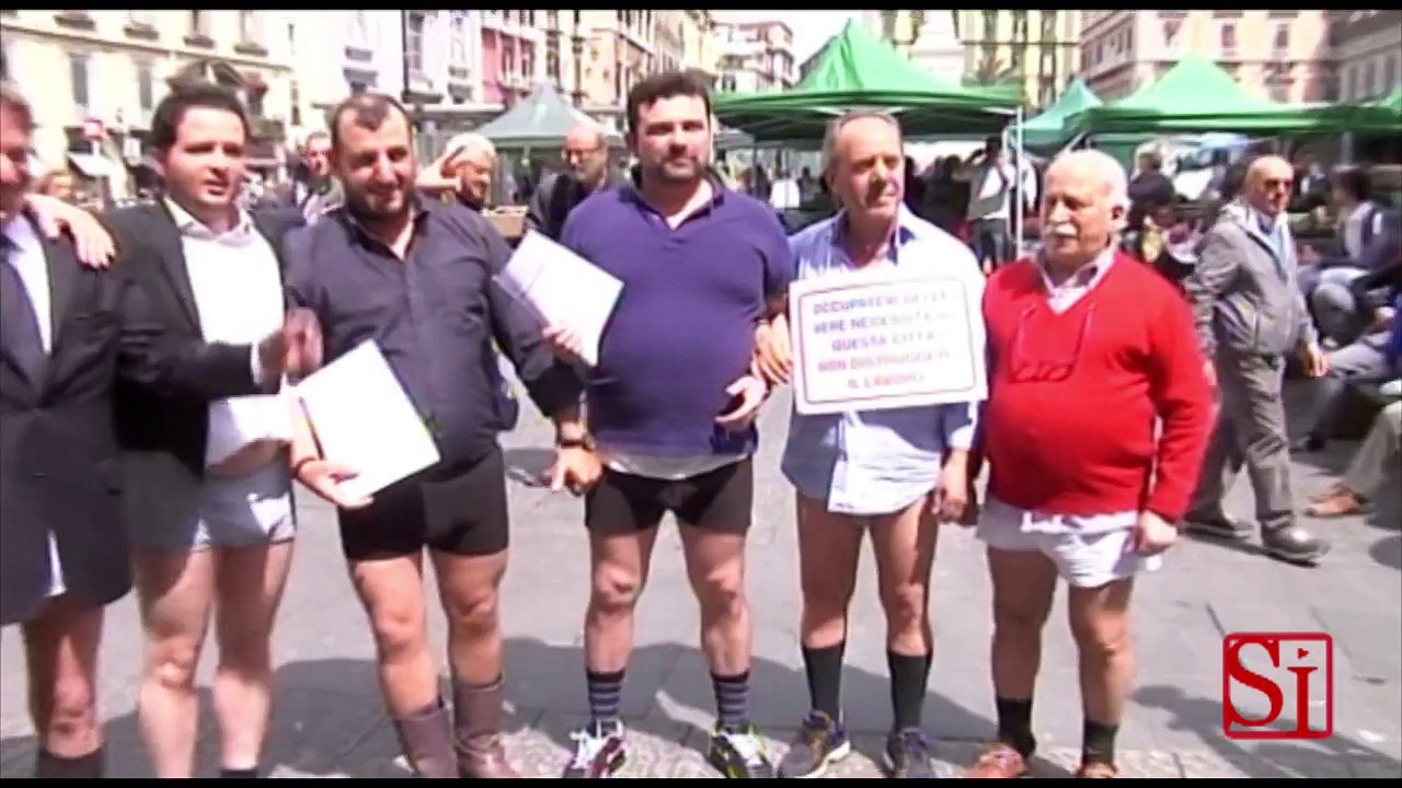 Napoli - La mutandata dei commercianti contro Equitalia -1- (24.04.13)