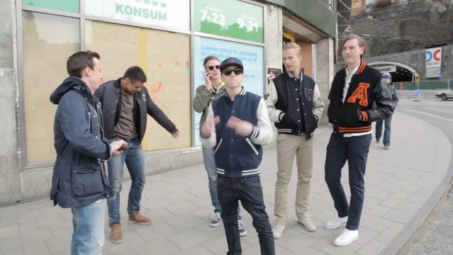 Un faux Justin Bieber en limousine piège les fans