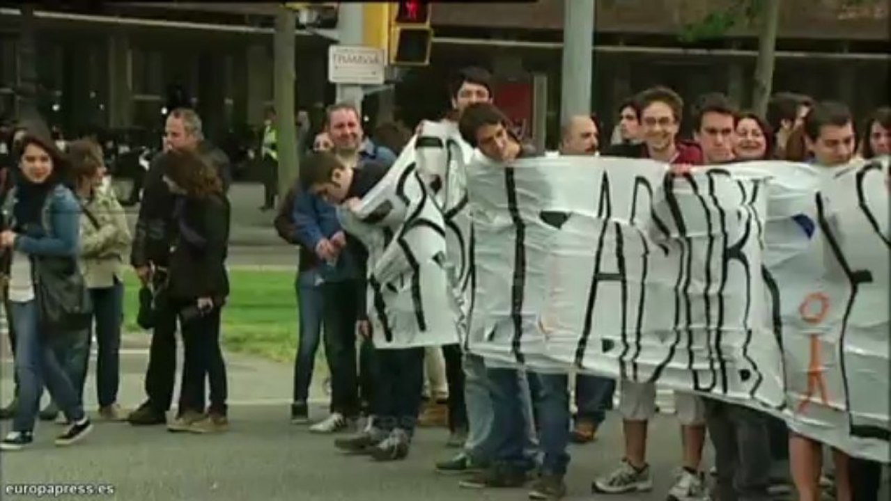 Universitarios de la UPC protestan cortando la Diagonal