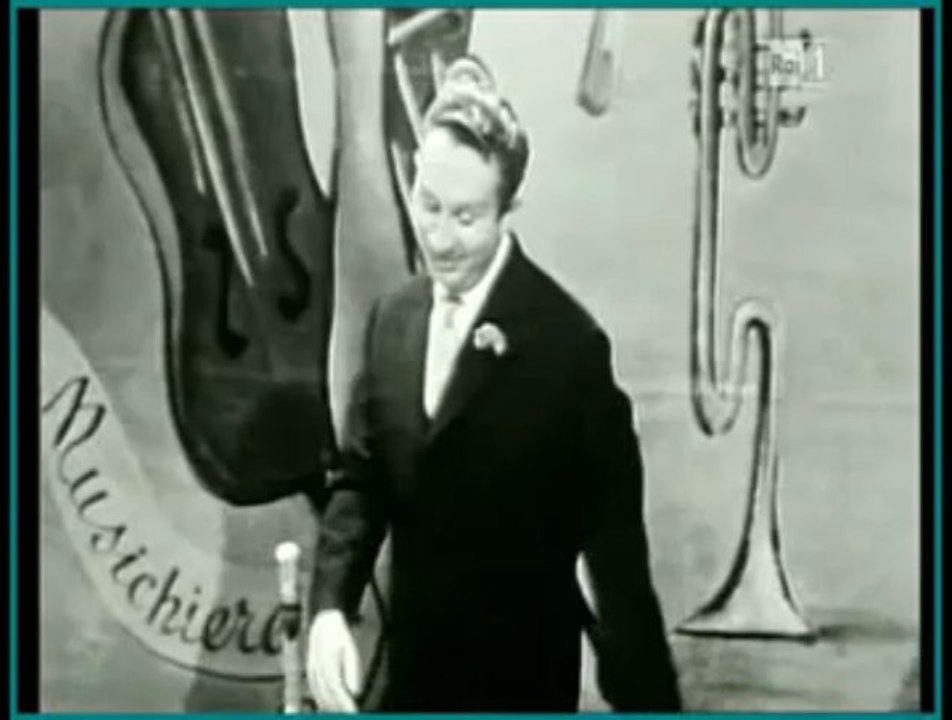 - Le grand Charles TRENET chante : "" Le Piano de la plage  ""