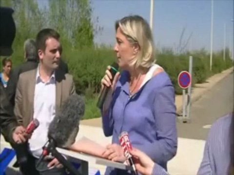 Point presse de Marine Le Pen en Essonne pour dénoncer l'implantation de campements de roms