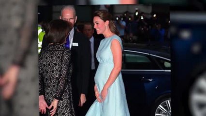 La Duchesse de Cambridge et son petit ventre sont spectaculaires en bleu clair