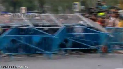 Policía carga en Neptuno tras el lanzamiento de bengalas