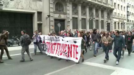 Spanish unemployment tops 27%, protests near parliament
