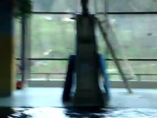 V toboggan puis nage seule