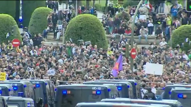 2.000 Manifestantes se enfrentan a la policía en el asedio al Congreso