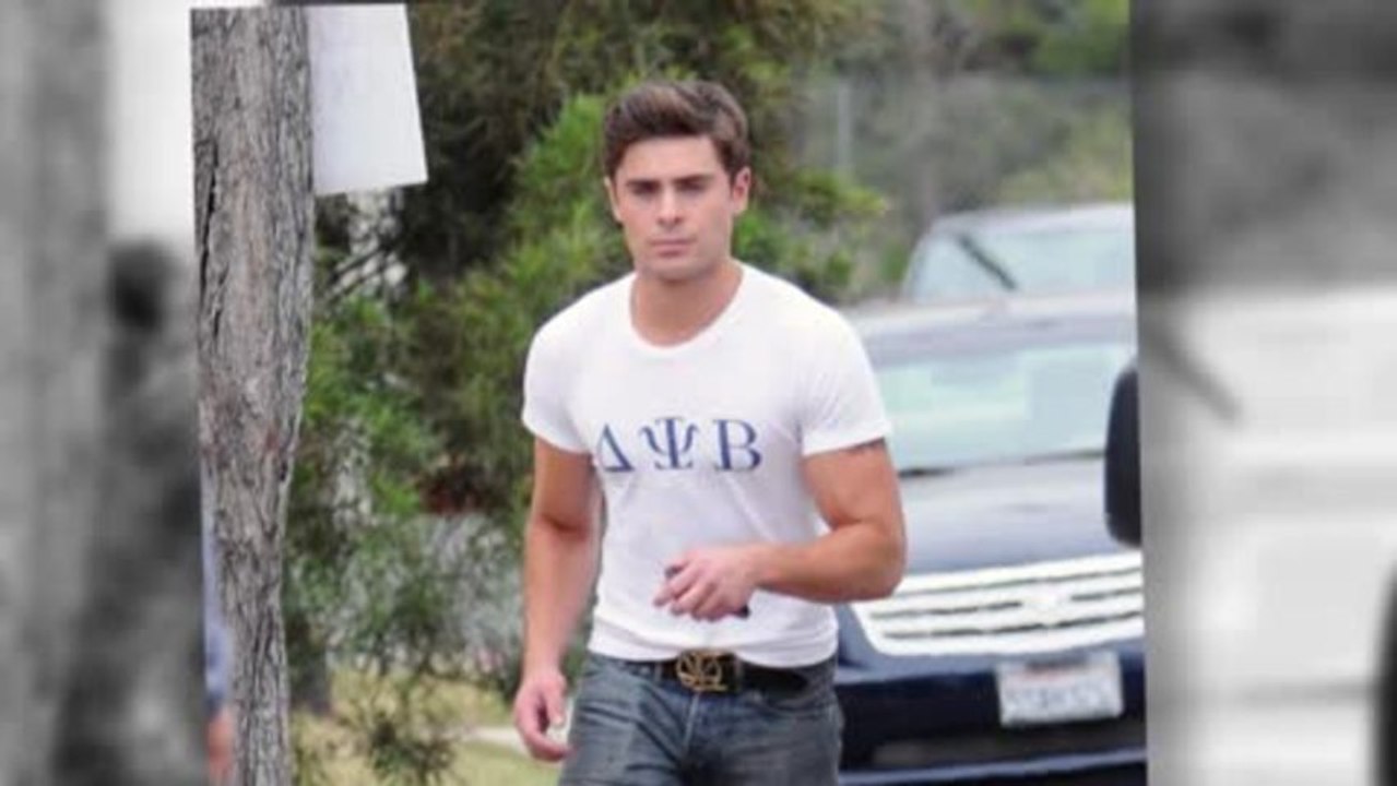 Zac Efron avec le tatouage de sa confrérie sur le plateau de son nouveau film