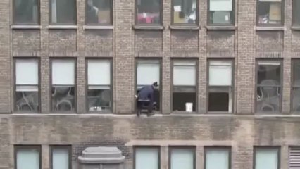 Un laveur de vitres qui n'a pas froid aux yeux