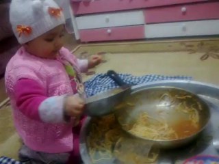 spagetti yerken kendinden geçen bebek