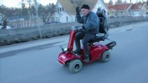 Дед гоняет на мопеде / Crazy grandpa Gunnar drives scooter