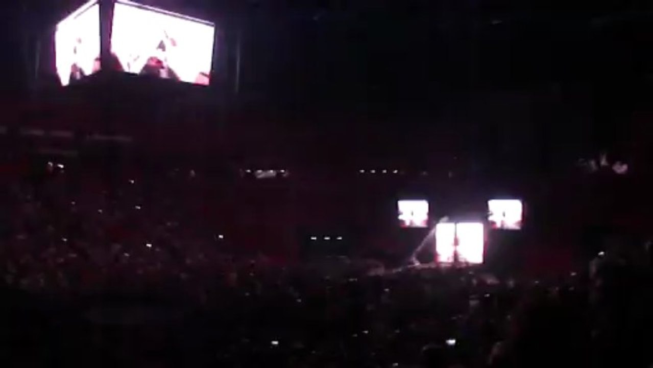 WWE Paris 2013 : générique de Raw + entrée de Justin Roberts