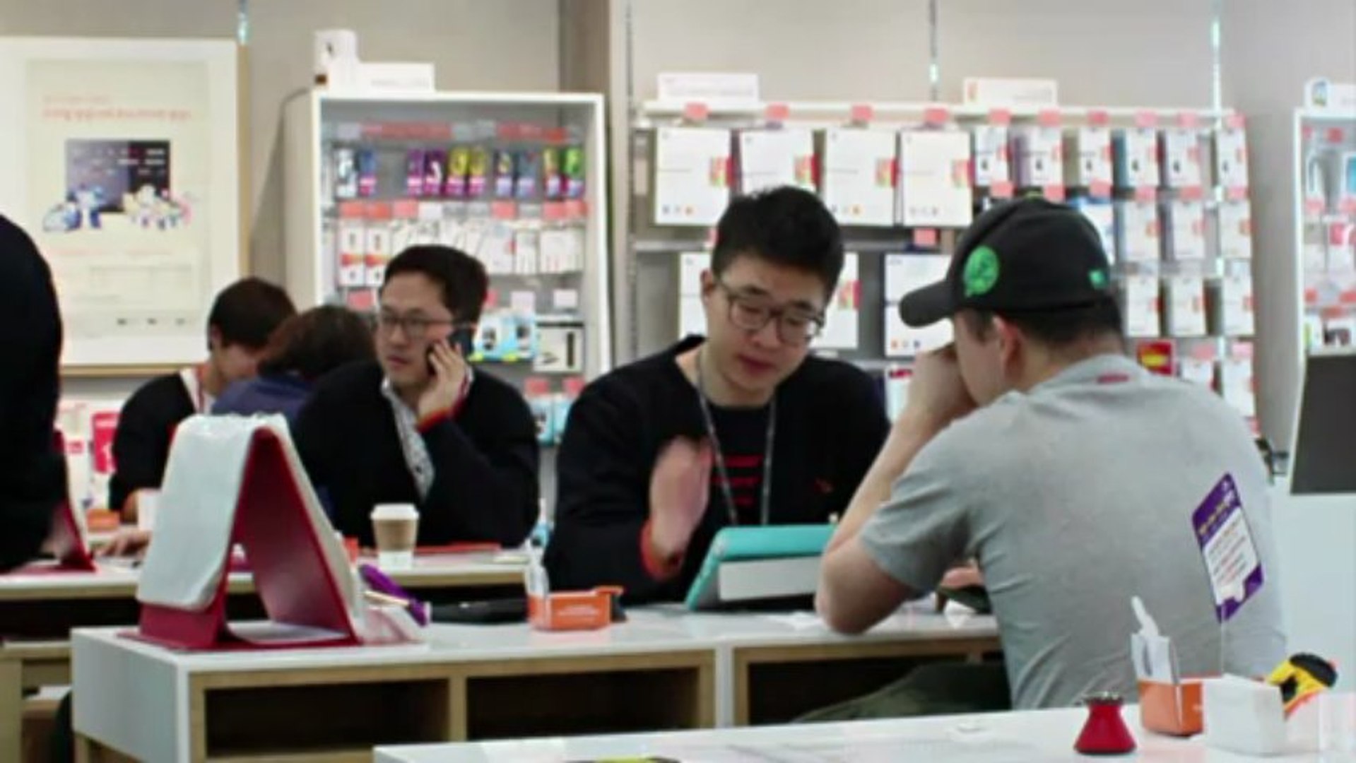 Samsung releases new smartphone, posts record gain