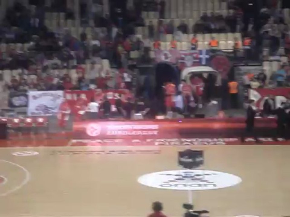 Η είσοδος των παικτών του Ολυμπιακού στο ΣΕΦ