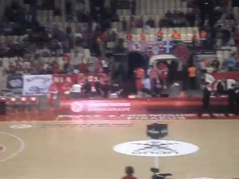 Η είσοδος των παικτών του Ολυμπιακού στο ΣΕΦ